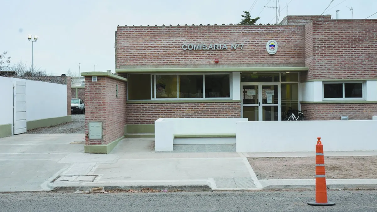 El delincuente que fue apresado durante la frustrada operación de venta de la camioneta robada fue trasladado a la Comisaría Séptima. El delincuente que fue apresado durante la frustrada operación de venta de la camioneta robada fue trasladado a la Comisaría Séptima.