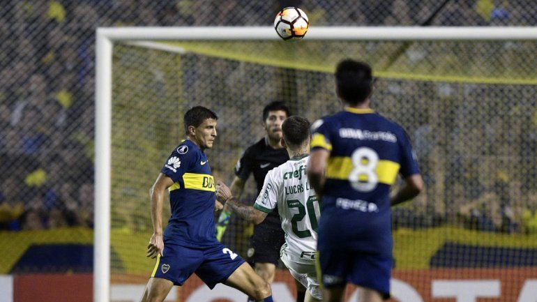 Rossi tuvo una noche para el olvido. En el segundo gol salió mal y quedó pagando.