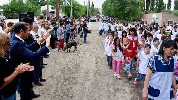 Omar Gutiérrez, ayer, saludando a niños de Bajada del Agrio.