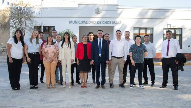 Nicolás Albarracín junto a las nuevas autoridades de Chos Malal. Nicolás Albarracín junto a las nuevas autoridades de Chos Malal.