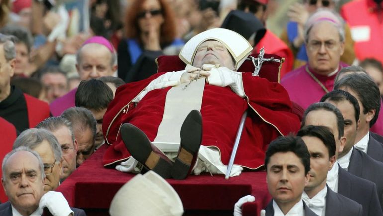 La muerte del papa Juan Pablo II fue seguida por millones de fieles en el Vaticano