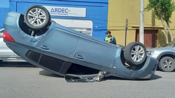 Rawson: así quedó uno de los autos que protagonizaron el insólito accidente. Rawson: así quedó uno de los autos que protagonizaron el insólito accidente.