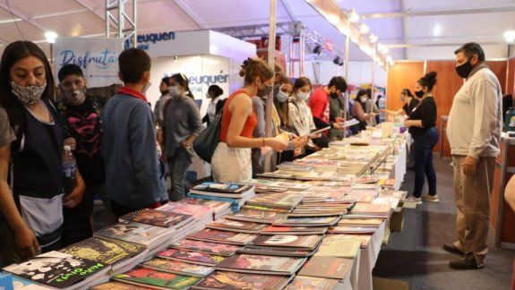 Arrancó con todo la Feria del Libro en la ciudad