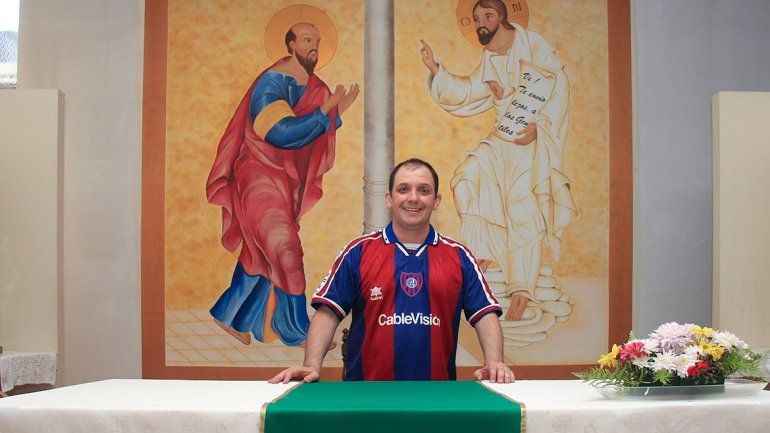 A llorar a la iglesia: el popular Padre Pancho consuela a los cuervos de la región