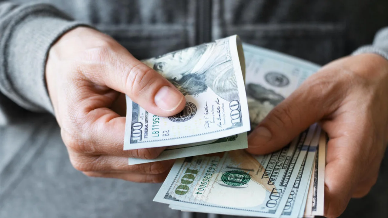 El dólar presiona la barrera de los 1500 pesos