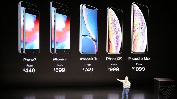 El iPhone XS tiene un display Super Retina de 5.8 OLED con 2436x1125 píxeles, mientras que el XS Max 6.5 Super Retina OLED con 2688x1242 píxeles.