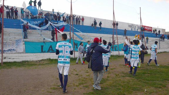 Centenario, favorito a ganar el título, pasó una ronda más y se ilusiona.