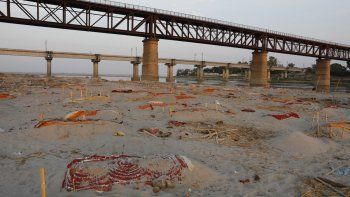 miles de victimas de covid, en las orillas del rio ganges miles de victimas de covid, en las orillas del rio ganges