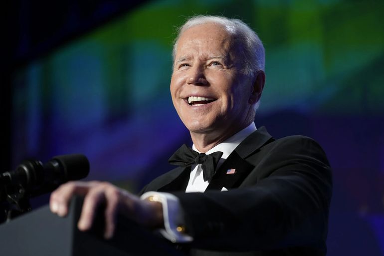 Joe Biden se rió de su poca popularidad en la cena con la prensa