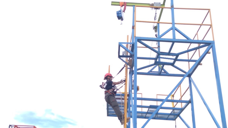 Florencia, la primera neuquina en realizar trabajos en altura