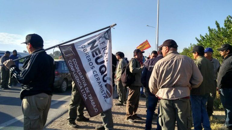Ceramistas repartieron volantes sobre la Ruta 7 en defensa de las fuentes de trabajo
