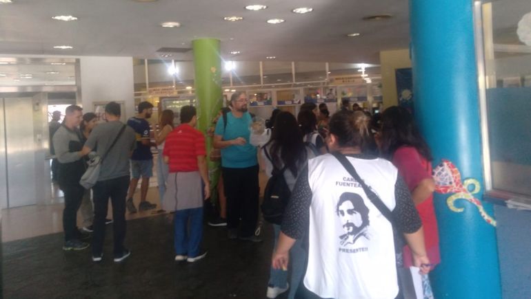 Llegaron desde San Patricio del Chañar a Neuquén para reclamar por las escuelas