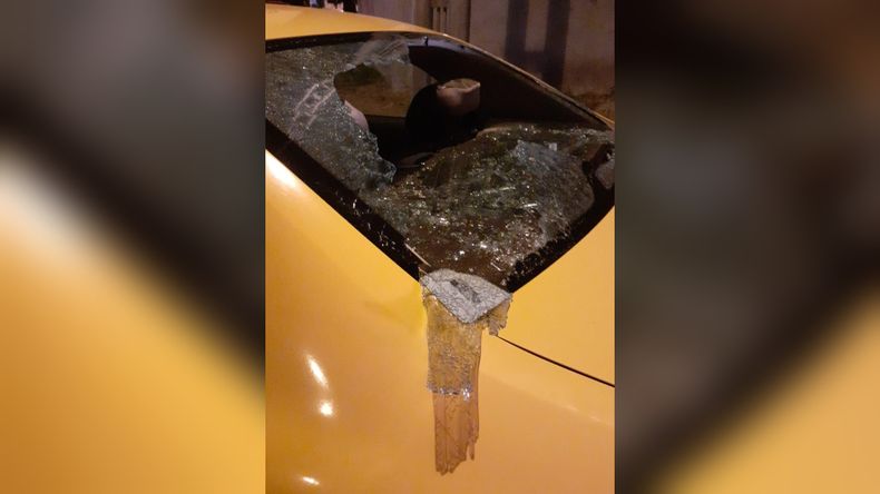 Un toque entre un taxi y una moto desató una guerra