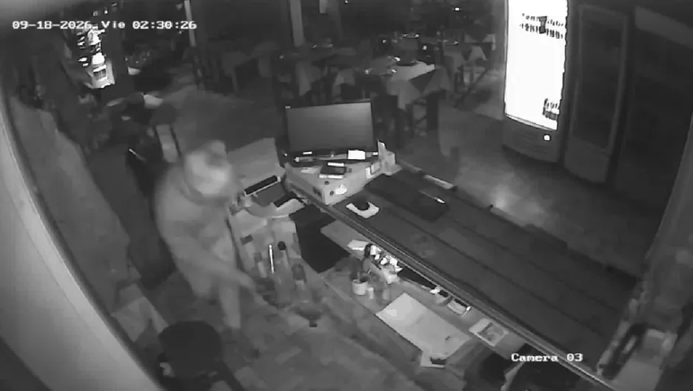 Un delincuente forzó una ventana y logró ingresar al restaurante, pero no encontró dinero en efectivo. 