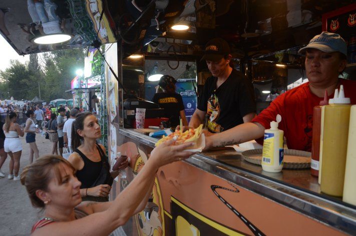 Los food trucks tuvieron un intenso movimiento en la Fiesta de la Confluencia 2025 / Foto