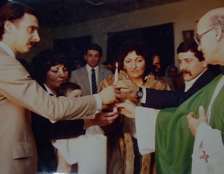 Jorge Sobisch, intendente de la ciudad en 1983, ocupó el lugar de Raúl Alfonsín durante el bautismo de Romina. El padre Juan San Sebastián llevó adelante la celebración cristiana.  