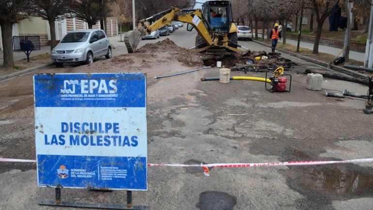 Cuatro barrios del Oeste tendrán problemas con el agua por un caño roto