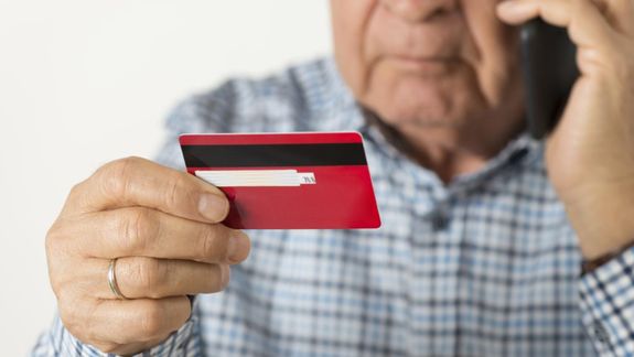 Simuló ser su hija y le robó casi 10 mil dólares a un abuelo