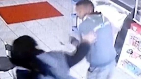 Video: un hombre la manoseó y ella le dio una feroz golpiza