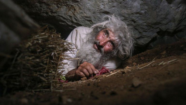 Vivió 20 años en una cueva y salió a vacunarse contra el COVID