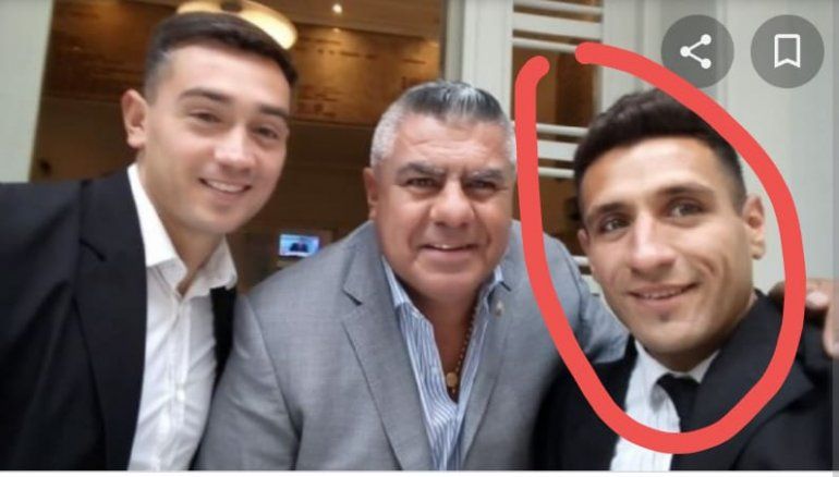 La imagen que circuló del juez Núñez con Tapia, sonrientes en la puerta de la AFA.