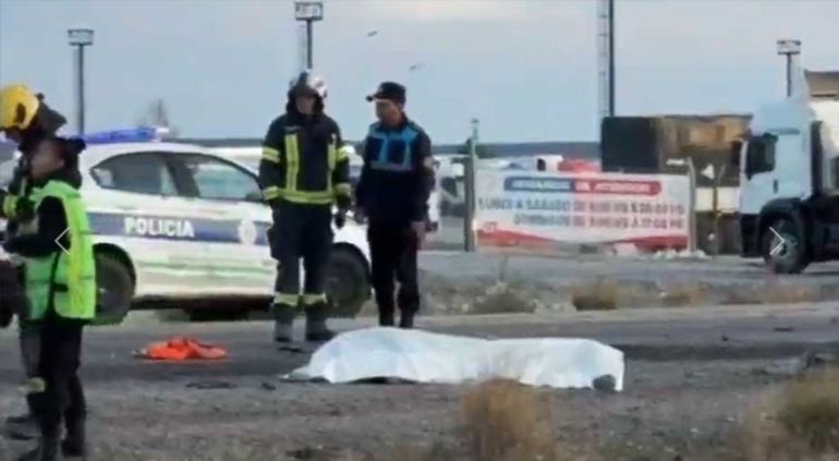 Joel murió en el lugar del accidente, en el acceso norte a Trelew: iba al aeropuerto, donde hacía tareas de limpieza. Joel murió en el lugar del accidente, en el acceso norte a Trelew: iba al aeropuerto, donde hacía tareas de limpieza. 