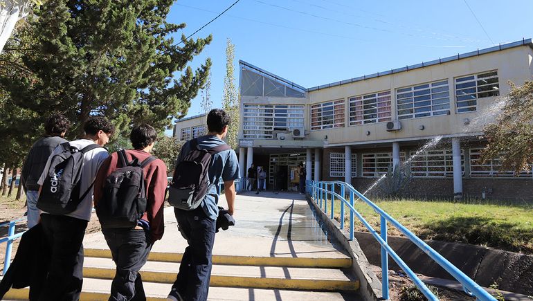 Esta ayuda económica busca acompañar a los jóvenes mientras terminan sus estudios. Esta ayuda económica busca acompañar a los jóvenes mientras terminan sus estudios.