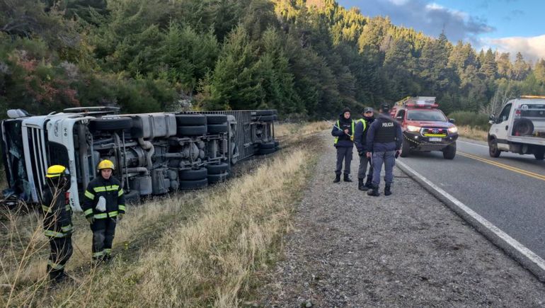 Intervino la Policía para ordenar el tránsito sobre la Ruta 40 donde volcó un camión chileno.