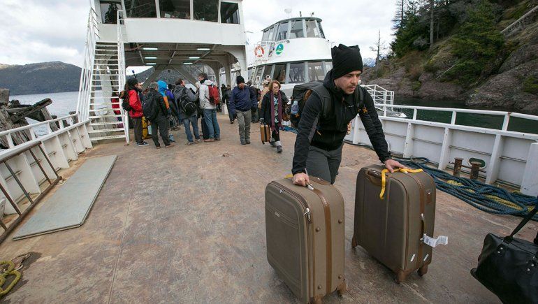 Los catamaranes de La Angostura se llenan de turistas y residentes