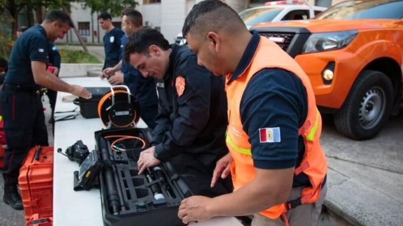 Una brigada de Santa Fe especializada en derrumbes busca a los jubilados desaparecidos en Chubut. | LM Neuquen Una brigada de Santa Fe especializada en derrumbes busca a los jubilados desaparecidos en Chubut.