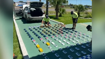 Los celulares que traslaban de contrabando estaban ocultos en diversos compartimientos. Los celulares que traslaban de contrabando estaban ocultos en diversos compartimientos.