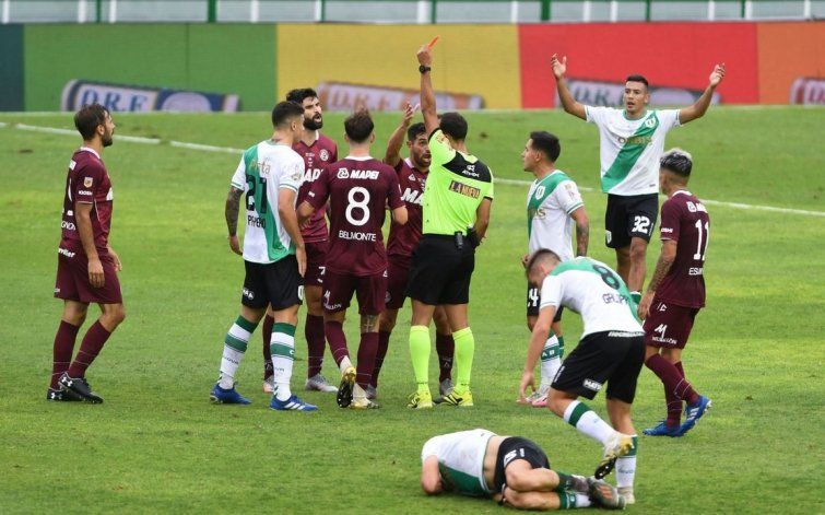 El neuquino Herrera expulsa a un jugador granate.