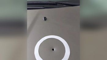 creyo que era un piedrazo, pero le habian pegado un tiro al auto creyo que era un piedrazo, pero le habian pegado un tiro al auto