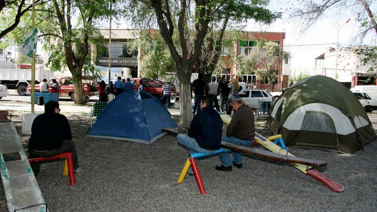 Los empleados se ubicaron con  las carpas frente a la comuna.