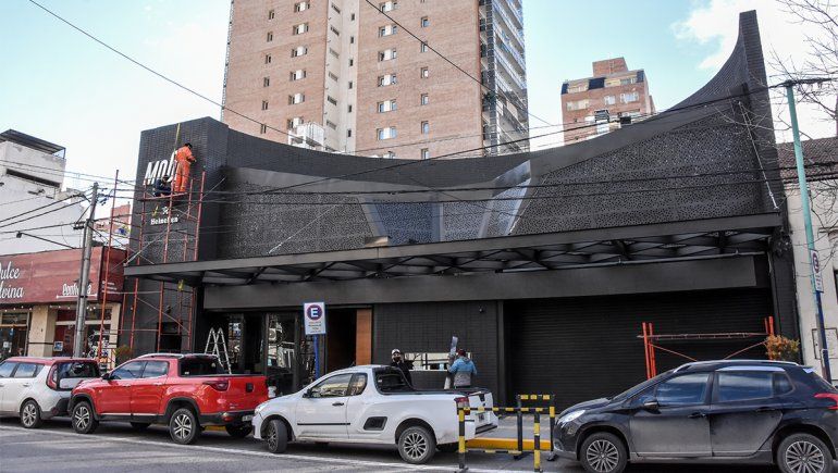 Una vecinalista borracha debió ser sacada de un boliche por la Policía