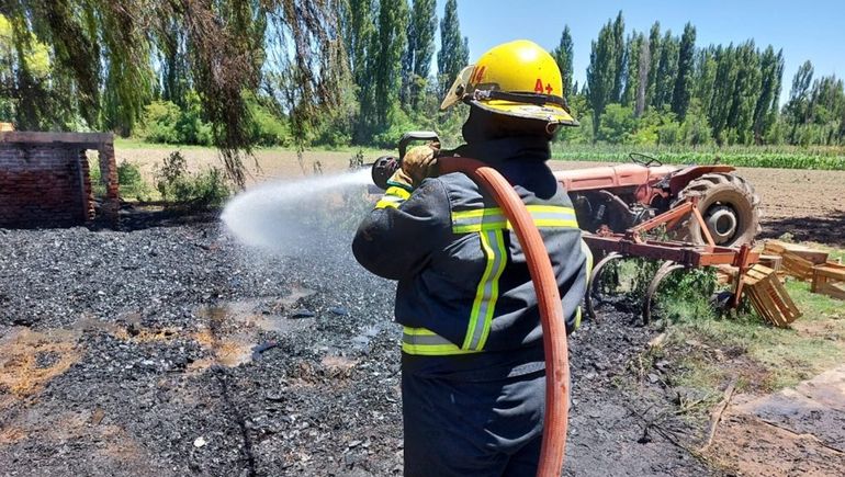 Susto en Vista Alegre: prendieron el horno de barro y el fuego les quemó la casa