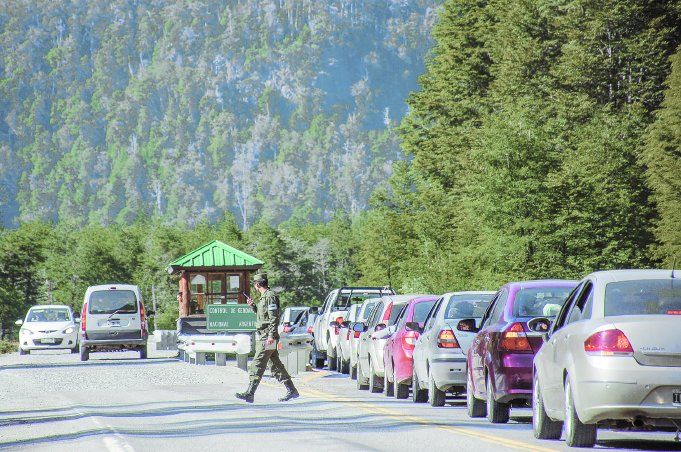 En los pasos fronterizos hoy solo se deja pasar a los vehículos que llevan cargas con productos alimenticios. En los pasos fronterizos hoy solo se deja pasar a los vehículos que llevan cargas con productos alimenticios.