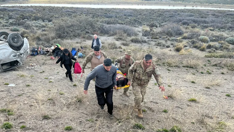 Fuerte vuelco en Ruta 40: una mujer y sus hijas fueron asistidas por el Ejército