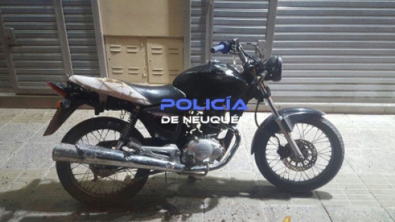 Robaron una play, escaparon en moto y se dieron un palo contra un poste