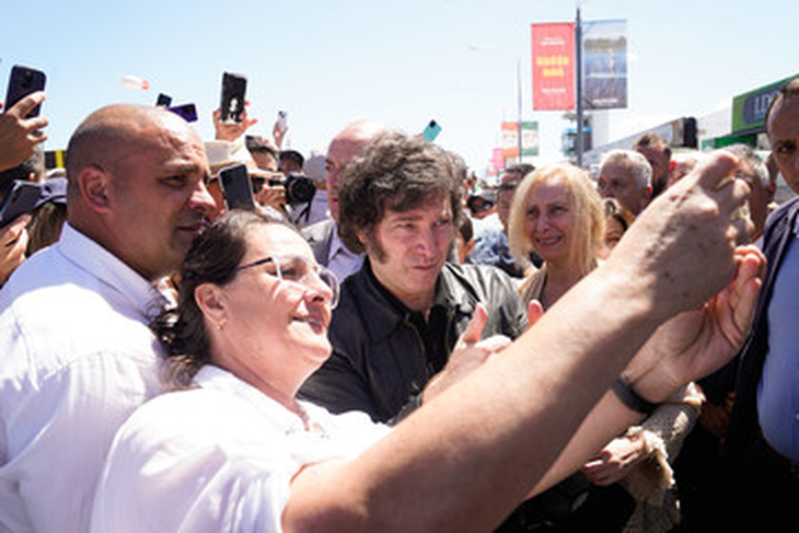 Los chacareros esperaron más de una hora para poder saludar a Javier Milei. Los chacareros esperaron más de una hora para poder saludar a Javier Milei.