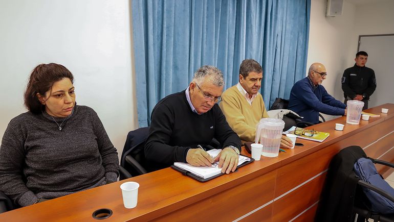 El exministro de Desarrollo Social, Abel Di Luca, hace muchas anotaciones durante el juicio. Sostiene que él no ponía los montos de los planes sociales y que tampoco manejaba los coreos electrónicos. El exministro de Desarrollo Social, Abel Di Luca, hace muchas anotaciones durante el juicio. Sostiene que él no ponía los montos de los planes sociales y que tampoco manejaba los coreos electrónicos.