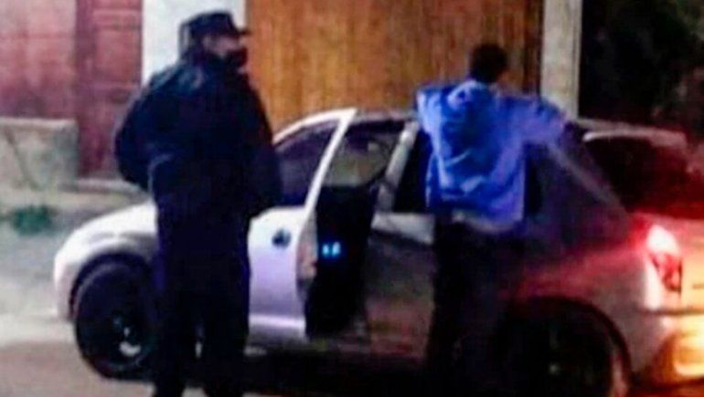 Un joven de 19 años quedó detenido tras circular con COVID y toserle a unos policías.