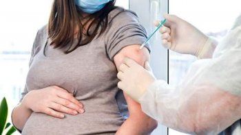 Covid-19: en EEUU recomiendan a embarazadas vacunarse