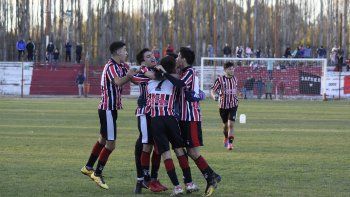 Un viejo festejo del Tricolor en La Chacra. El Rojo, lo sigue. Un viejo festejo del Tricolor en La Chacra. El Rojo, lo sigue.