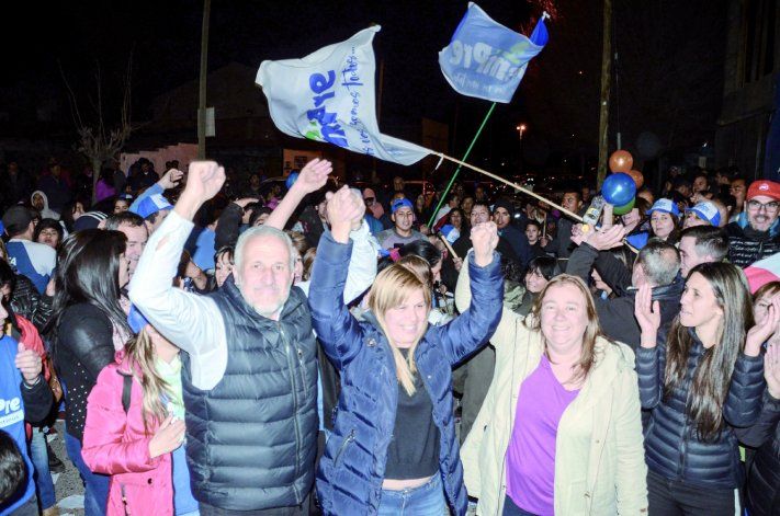 El diputado Andrés Peressini en tiempos que festeja el triunfo municipal de Gloria Ruiz.
