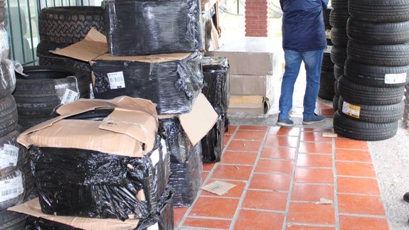 Contrabando de neumáticos: decomisan millonario cargamento que iba a Buenos Aires