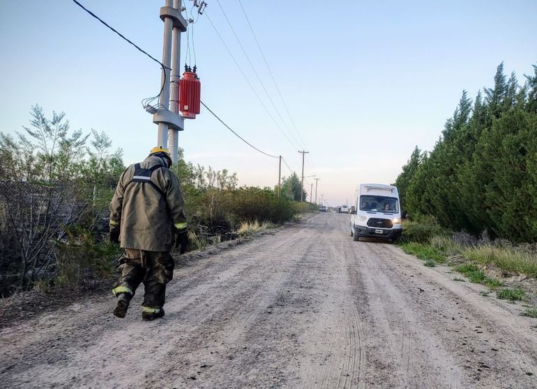 El inmediato accionar de los Bomberos de Puerto Madryn impidió que las llamas avanzaran hacia zonas sensibles. El inmediato accionar de los Bomberos de Puerto Madryn impidió que las llamas avanzaran hacia zonas sensibles.