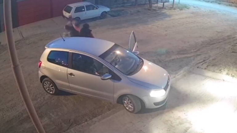 La agresión quedó registrada en un video de la cámara de seguridad.