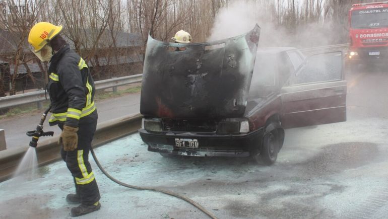 Compró un auto, salió a la ruta y se le prendió fuego