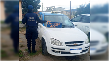 El taxi fue secuestrado luego de un allanamiento en el domicilio del propietario. | LM Neuquen El taxi fue secuestrado luego de un allanamiento en el domicilio del propietario.